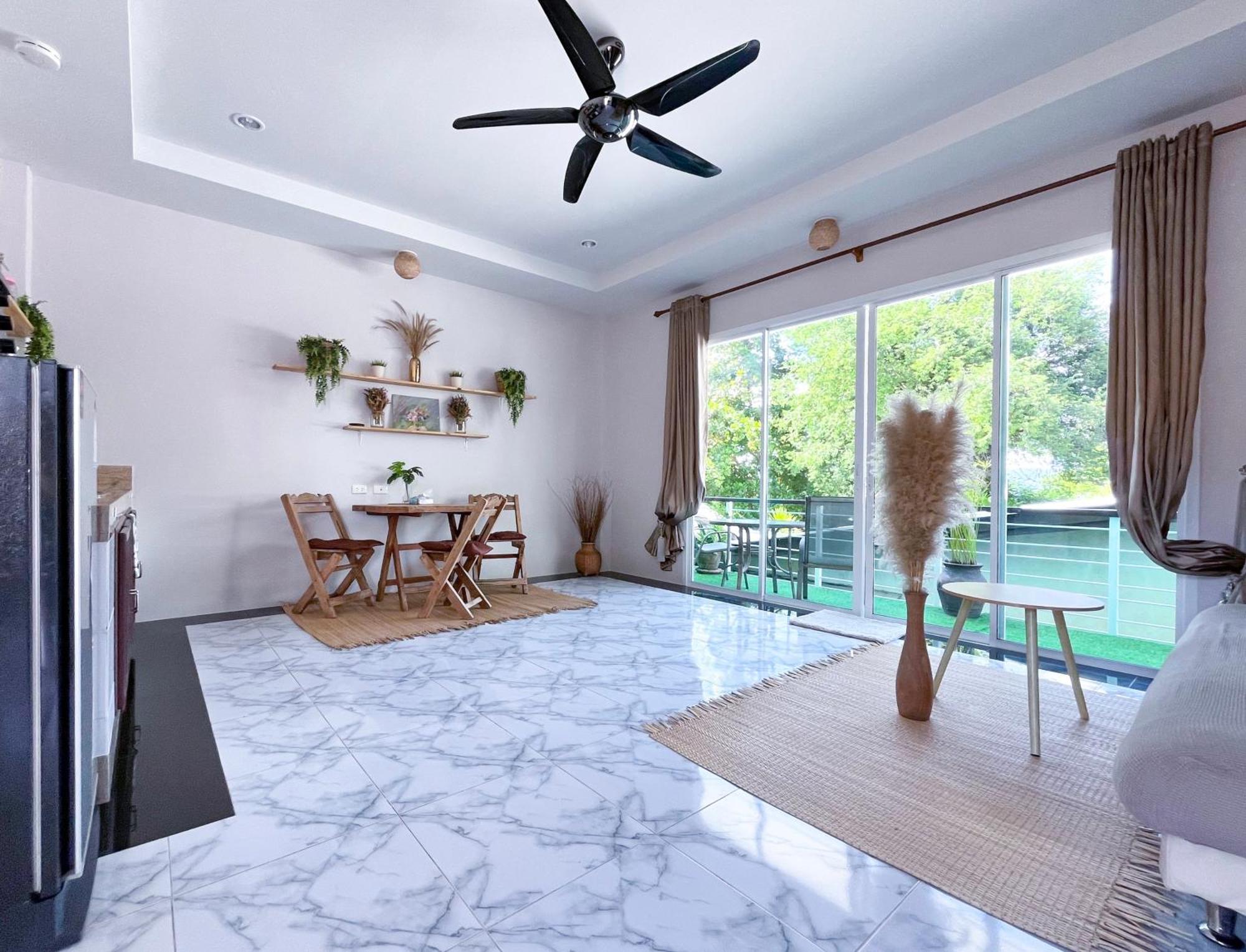 Sea Dreamer Beachfront Apartments Phuket Exterior photo
